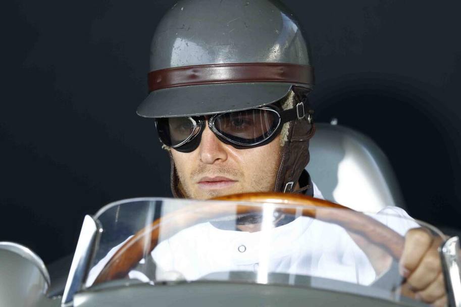 Nico Rosberg ha provato un casco vecchio stile...